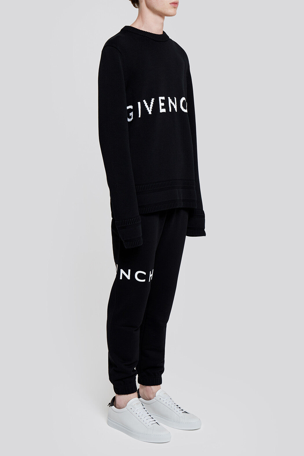 Givenchy Pullover girocollo 4G in maglia di cashmere nero o bianca con logo  blu navy sul davanti.