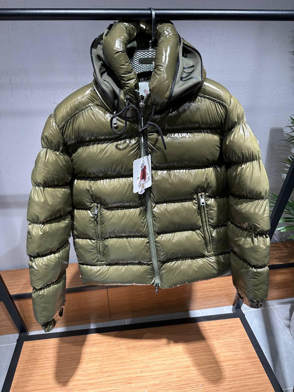 MONCLER Piumino in nylon trapuntato con cappuccio e logo applicato Maya