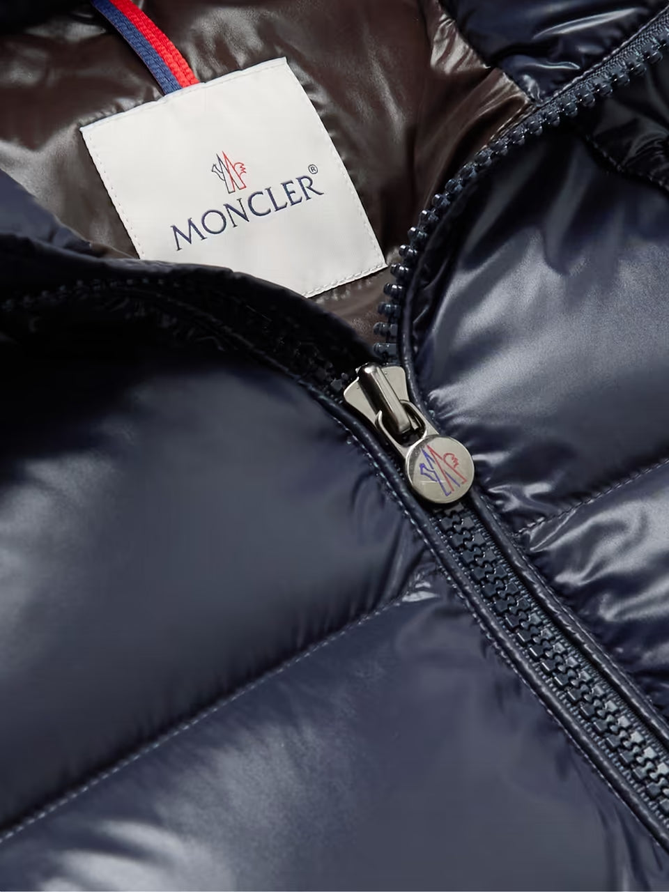 MONCLER Piumino in nylon trapuntato con cappuccio e logo applicato Maya